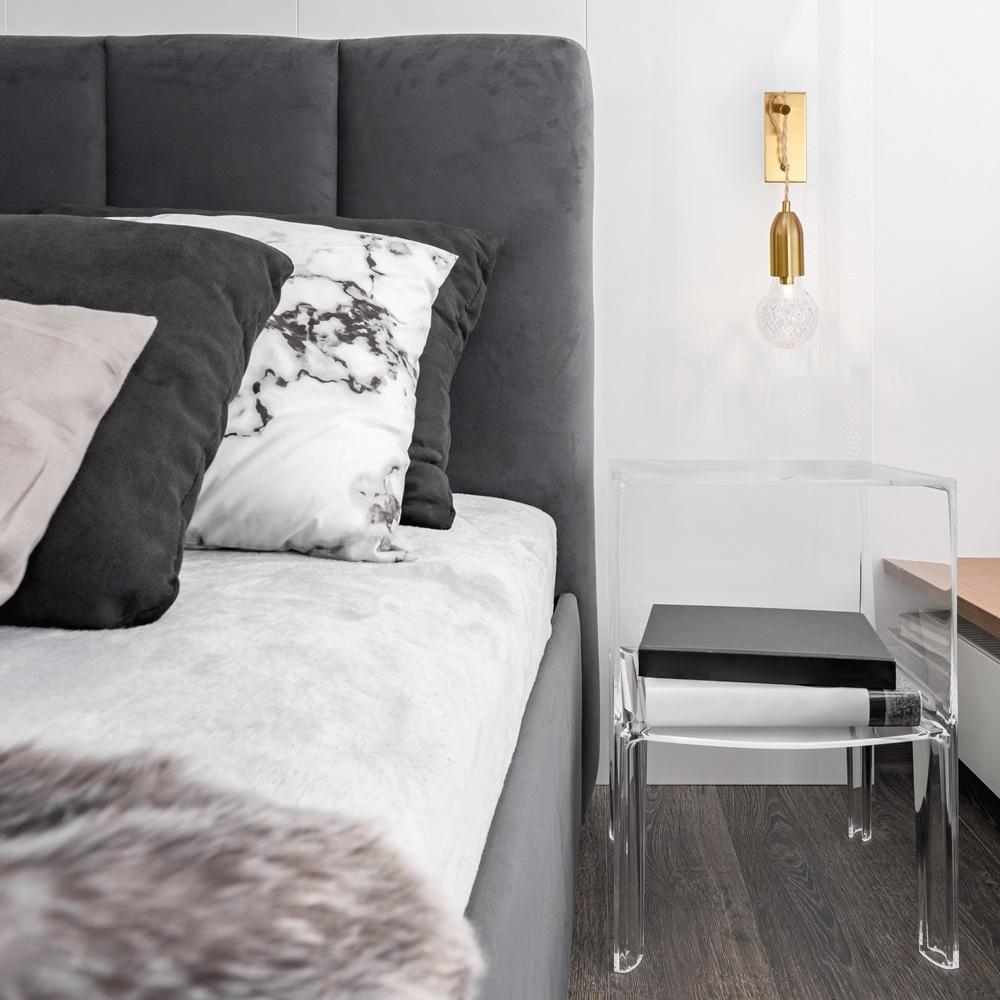 Modern,Bedroom,With,White,Wall,,Double,Bed,And,Transparent,Side