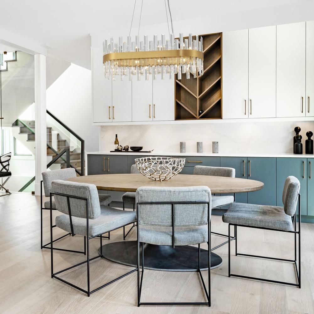 Contemporary,Living,Room,With,Open,Concept,View,Through,To,Dining