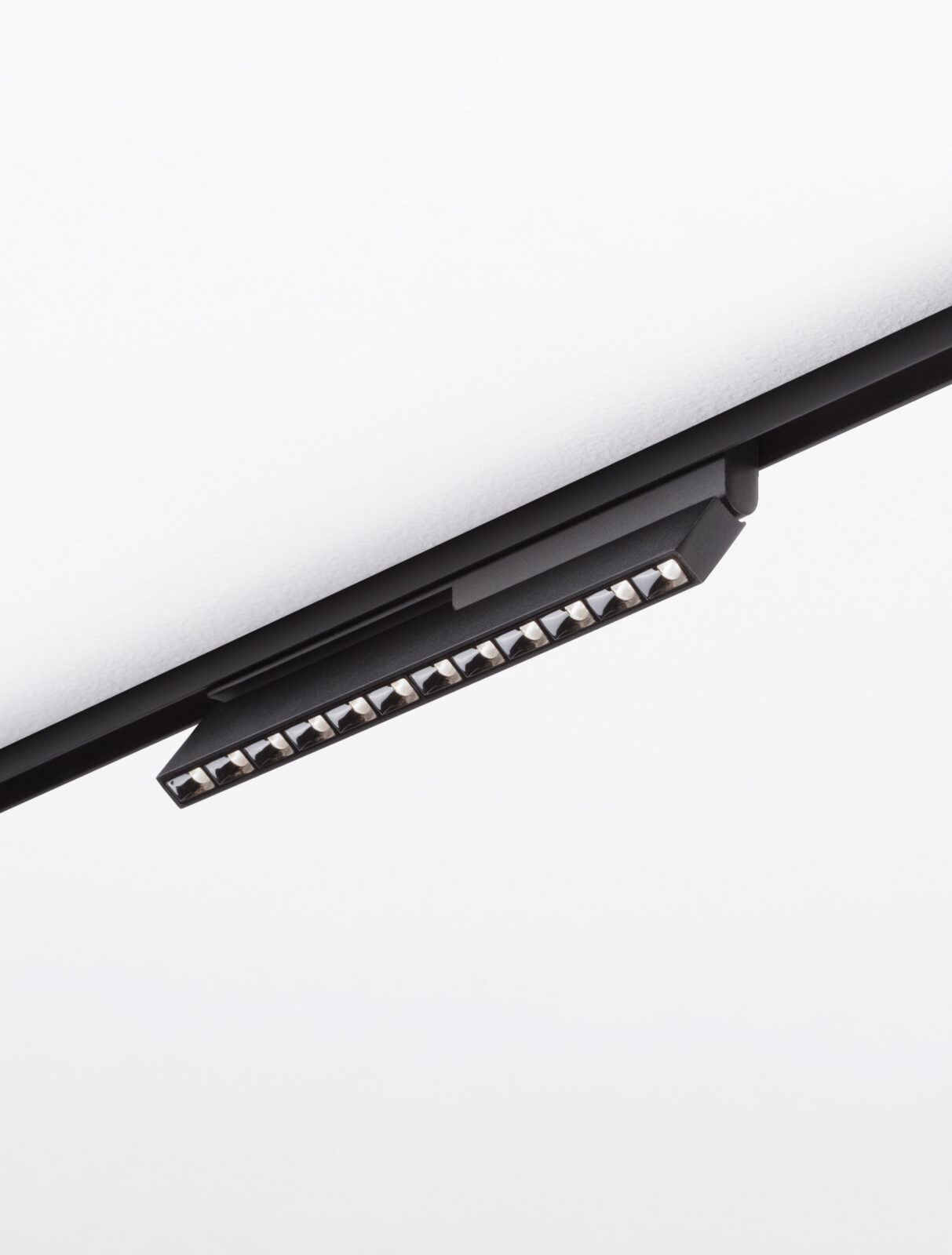 Магнитно тяло Nova Luce ULTRA SLIM 9010302 черен